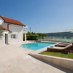 Luxury Lake-view Karmen With Heated Pool, Private & Sunset Terrace Ricice (Prolozac)