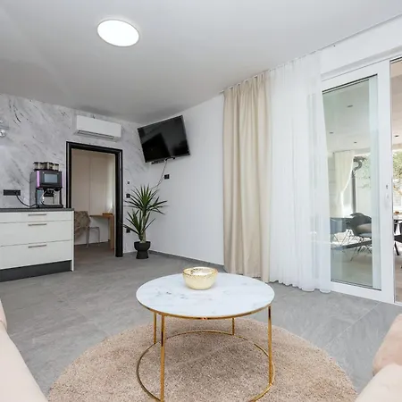Villa Luxury Lake-view Karmen With Heated Pool, Private & Sunset Terrace Ricice (Prolozac)